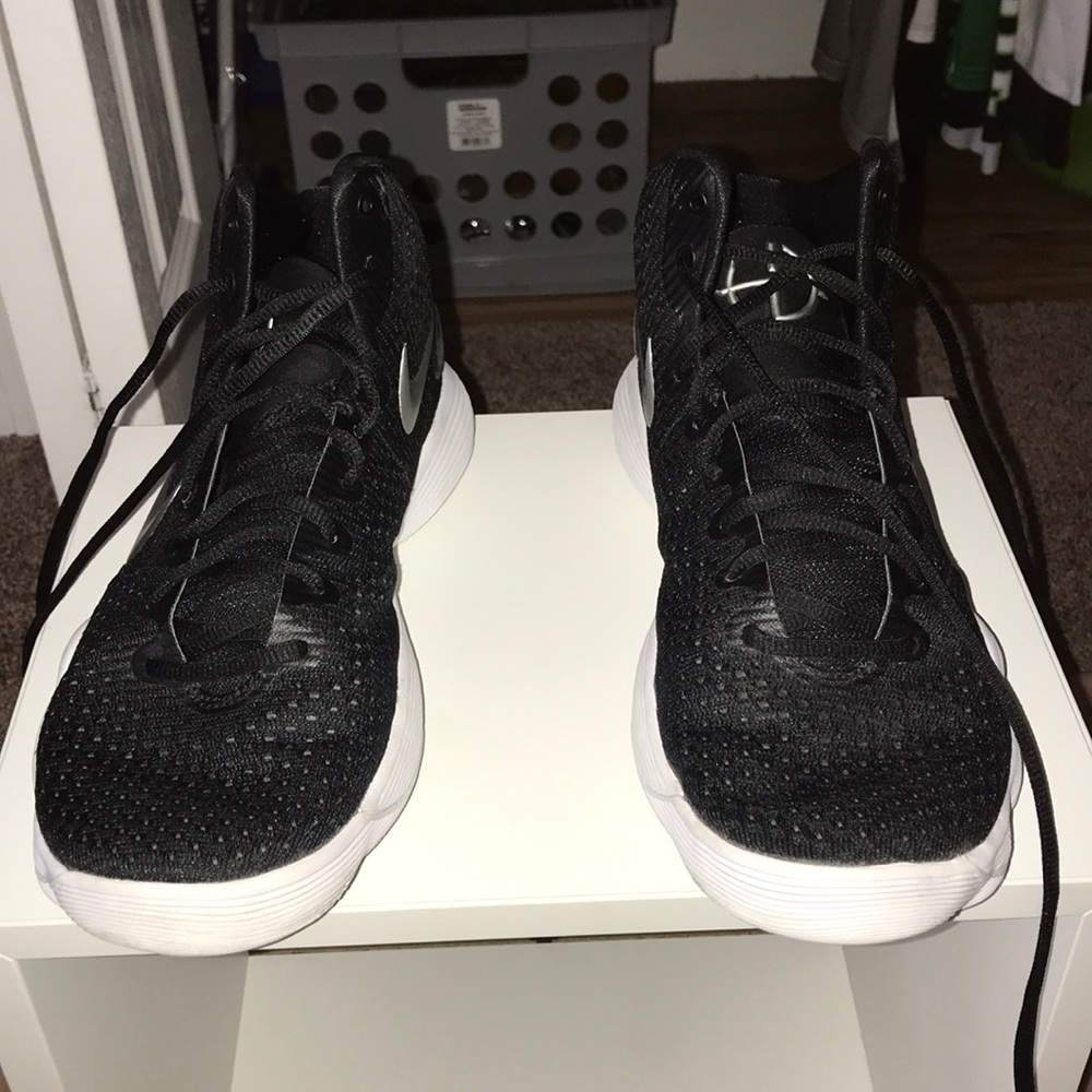 black basketball shoes